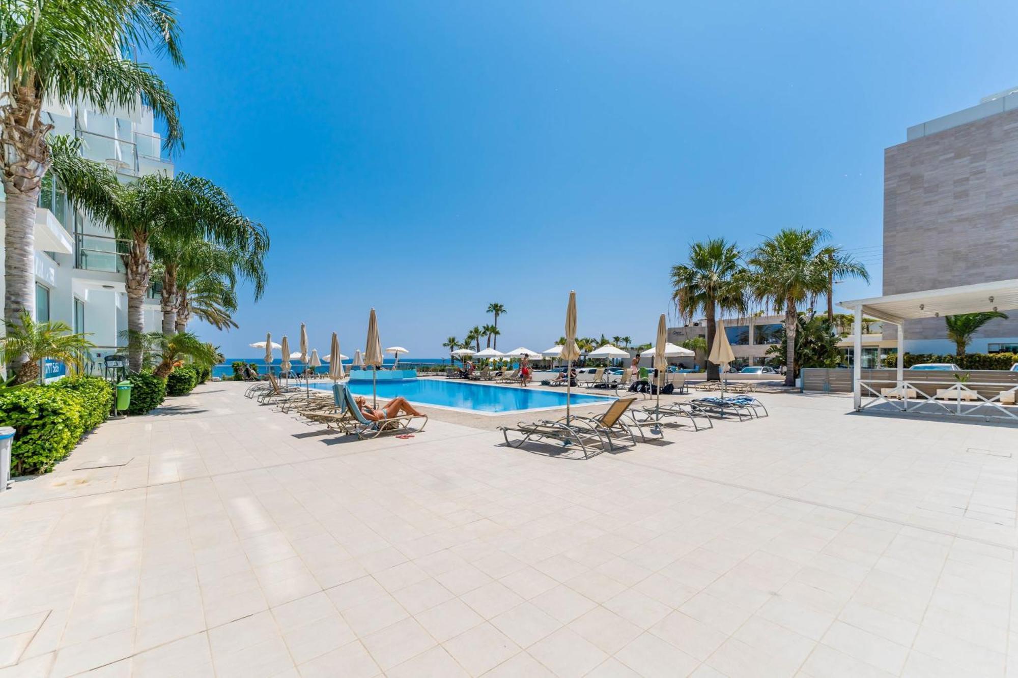 Meryl - Coralli Beachfront Apartment Протарас Екстериор снимка