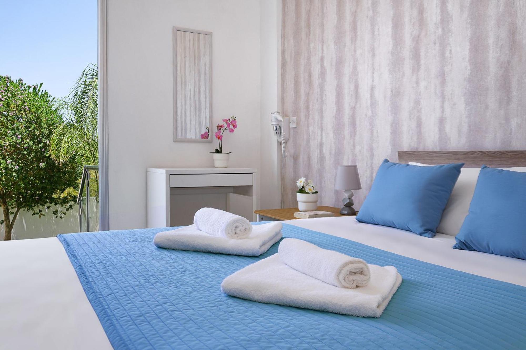 Meryl - Coralli Beachfront Apartment Протарас Екстериор снимка